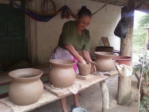 Chorti Maya potter in Honduras - Paramedics for Children